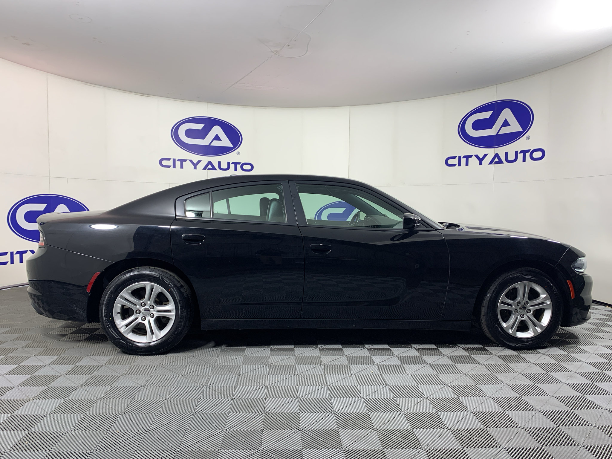 Used 2020 Dodge Charger SXT w/ Leather Interior Group RWD image 2