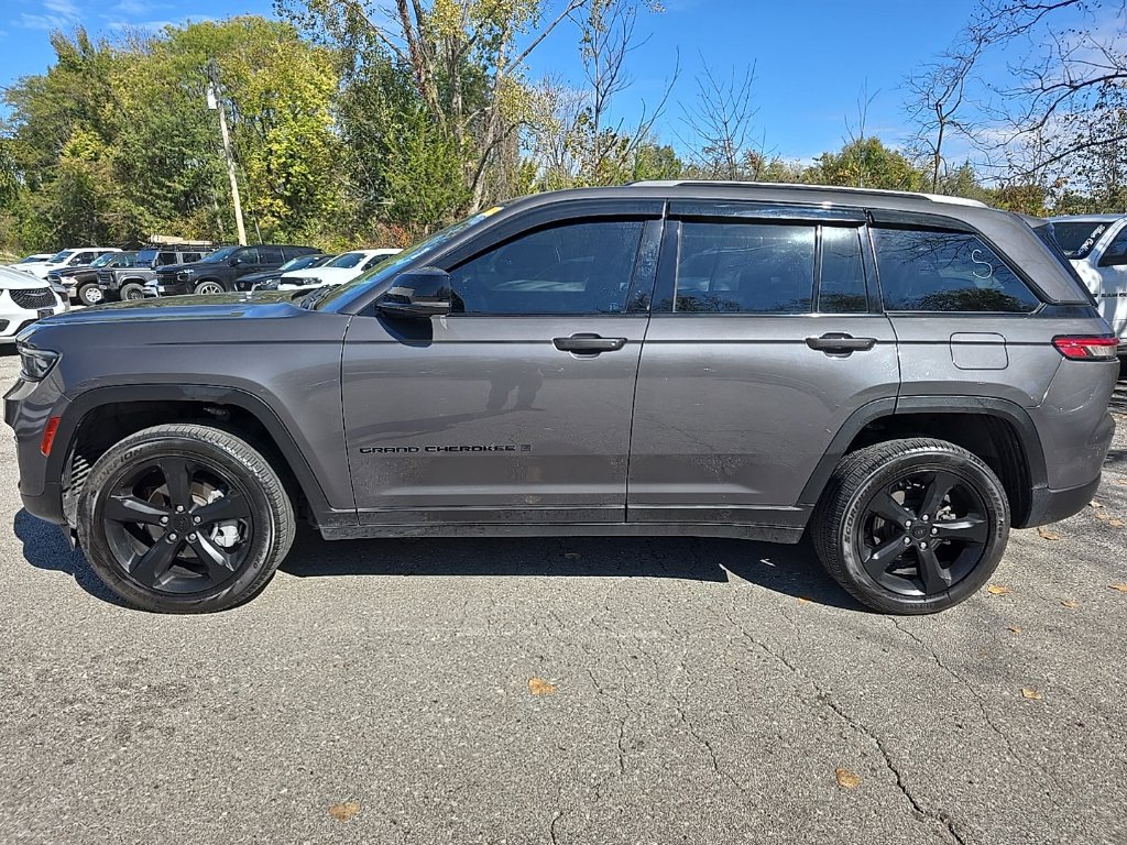 Used 2024 Jeep Grand Cherokee Limited w/ Black Appearance Package AWD/4WD image 3