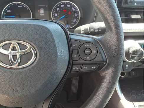 Used 2021 Toyota RAV4 XLE AWD/4WD image 17