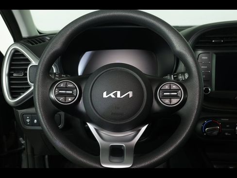 Used 2025 Kia Soul LX w/ LX Technology Package FWD image 9