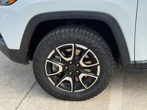 Used 2025 Jeep Compass Trailhawk AWD/4WD image 31