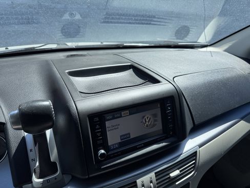 Used 2011 Volkswagen Routan SEL FWD image 23