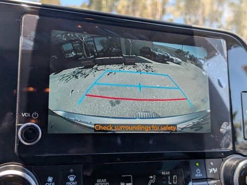 Used 2025 Toyota Highlander XLE image 7