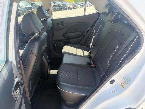Used 2025 Hyundai Venue Limited FWD image 25
