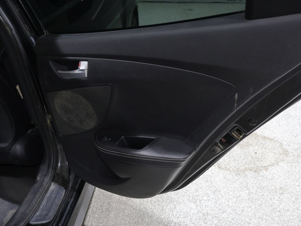 Used 2014 Hyundai Veloster Turbo FWD image 26