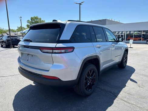 Used 2024 Jeep Grand Cherokee Altitude AWD/4WD image 5