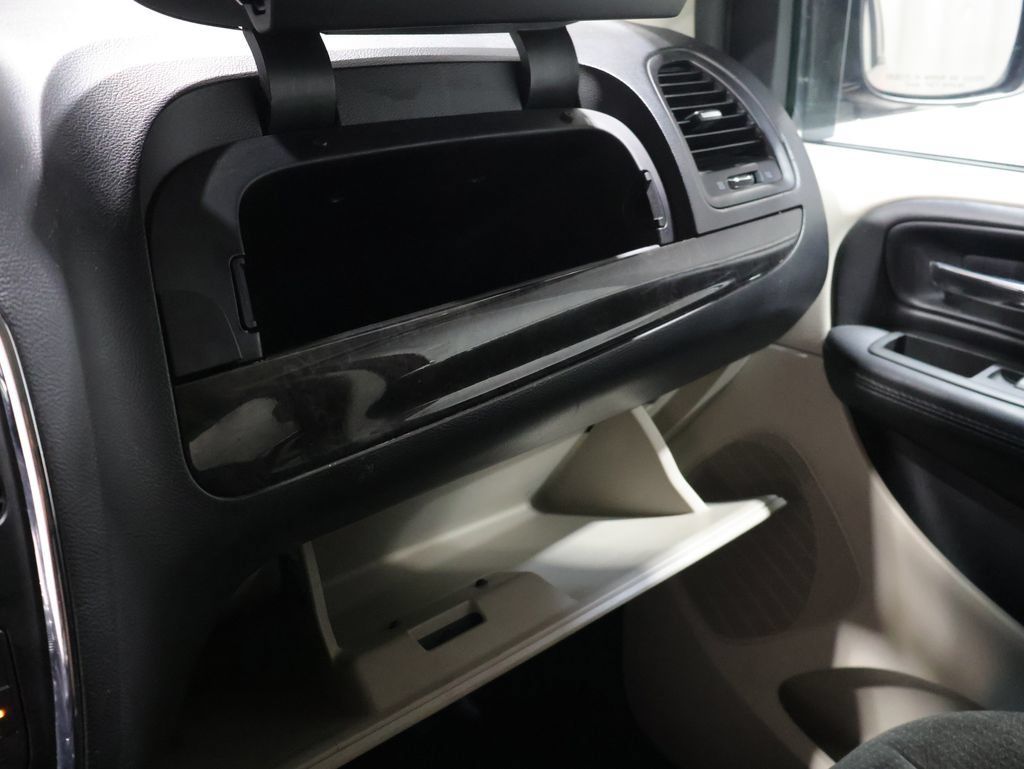 Used 2015 Dodge Grand Caravan SXT w/ Rear Park Assist Package FWD image 32