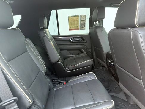 Used 2025 GMC Yukon Elevation w/ LPO, Elevation Black Package AWD/4WD image 7