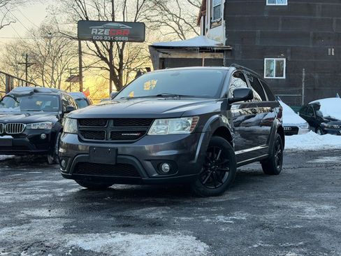 Used 2019 Dodge Journey SE w/ Connectivity Group FWD image 2