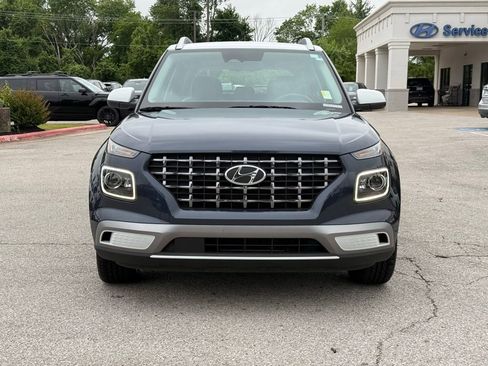 Used 2023 Hyundai Venue Limited w/ Cargo Package FWD image 2