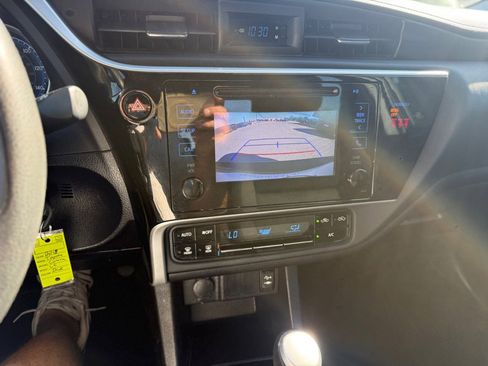 Used 2018 Toyota Corolla LE image 21