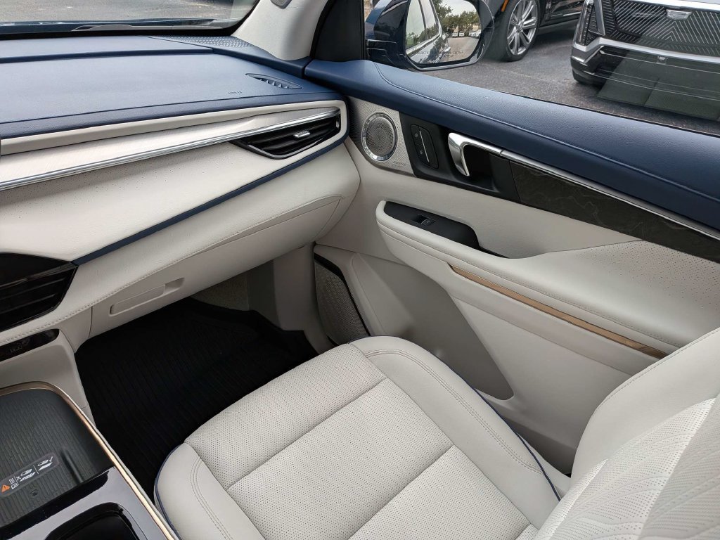 Used 2025 Buick Enclave Avenir AWD/4WD image 17