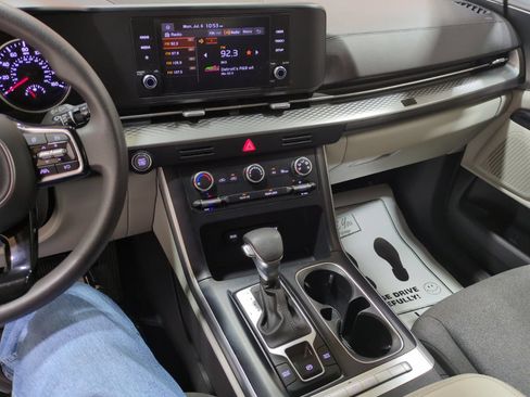 Certified 2024 Kia Carnival LX FWD image 26