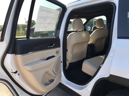 New 2025 Jeep Grand Cherokee Limited 4xe AWD/4WD image 13