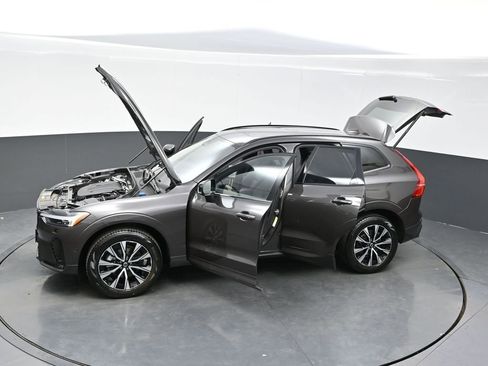 Used 2025 Volvo XC60 B5 Plus AWD/4WD image 38