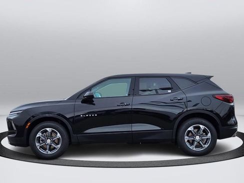 Used 2025 Chevrolet Blazer LT AWD/4WD image 2
