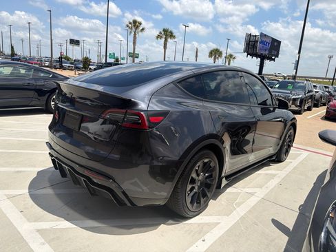 Used 2024 Tesla Model Y Long Range RWD image 4