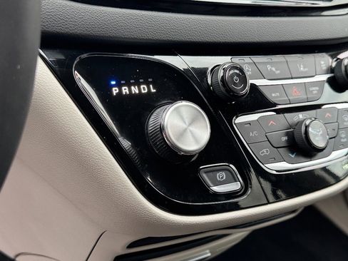 Used 2024 Chrysler Pacifica Touring-L image 29