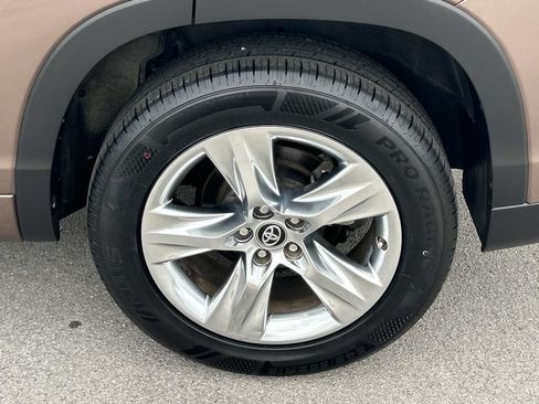 Used 2018 Toyota Highlander Limited FWD image 19