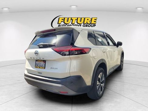 Used 2021 Nissan Rogue SV image 3