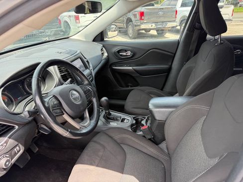 Used 2019 Jeep Cherokee Latitude w/ Cold Weather Group AWD/4WD image 9