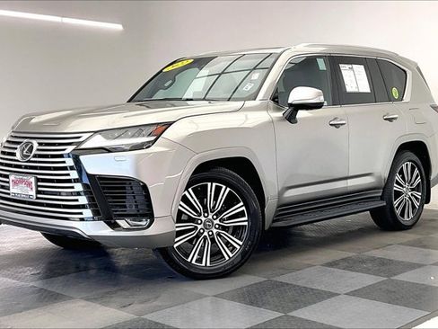 Used 2022 Lexus LX 600 4WD w/ Luxury Package image 12