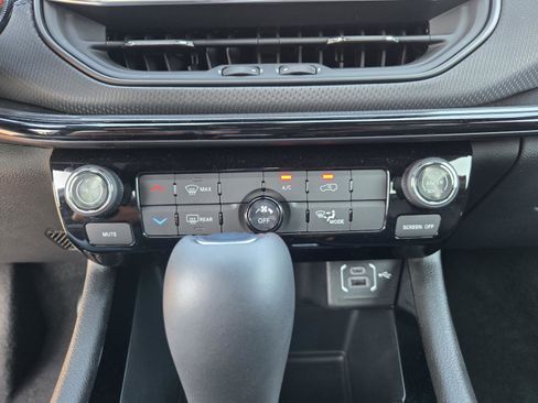 Used 2026 Jeep Compass Latitude image 13