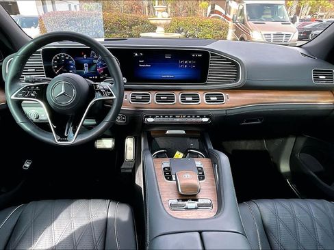 Used 2024 Mercedes-Benz Maybach GLS 600 4MATIC image 15