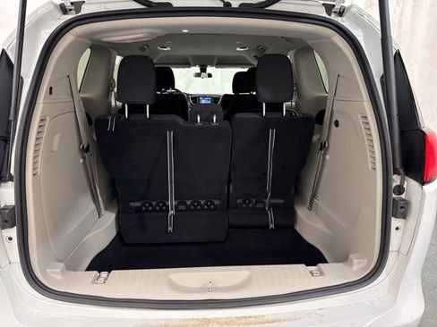 Used 2022 Chrysler Voyager LX FWD image 10