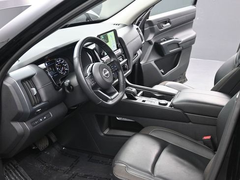 Used 2025 Nissan Pathfinder SL image 10