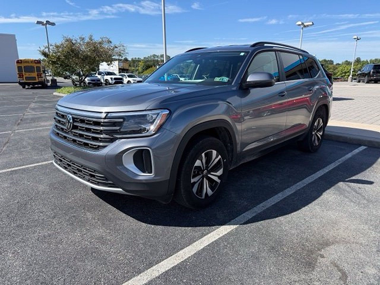 Used 2024 Volkswagen Atlas SE AWD/4WD image 4