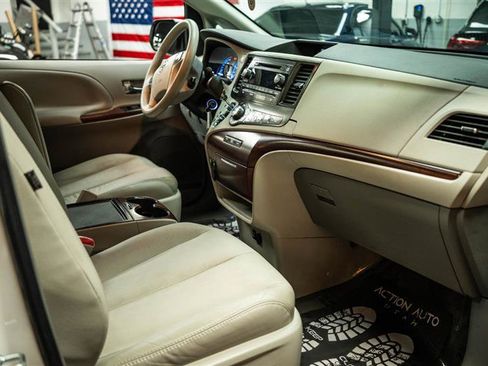 Used 2012 Toyota Sienna XLE image 14