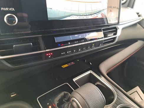 Used 2025 Toyota Sienna XSE image 18