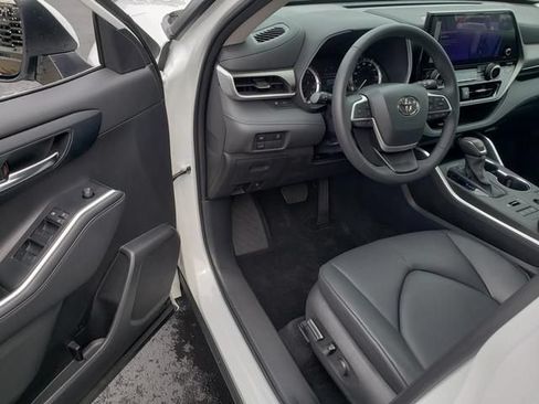 Used 2024 Toyota Highlander XLE AWD/4WD image 11