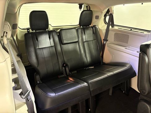 Used 2015 Chrysler Town & Country Touring-L image 36
