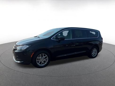 Used 2024 Chrysler Voyager LX FWD image 6
