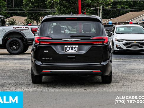 Used 2023 Chrysler Pacifica Touring-L FWD image 11