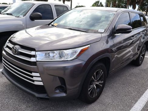 Used 2018 Toyota Highlander LE FWD image 2