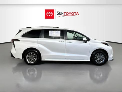 Used 2026 Toyota Sienna XLE FWD image 2