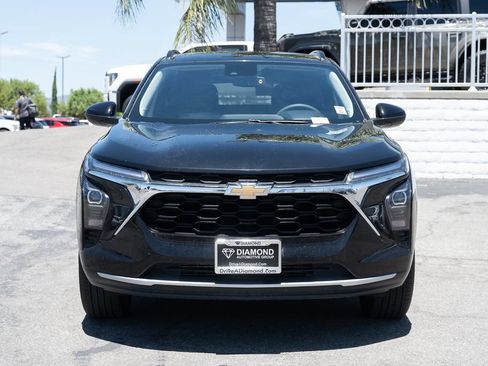 Used 2025 Chevrolet Trax LT FWD image 3