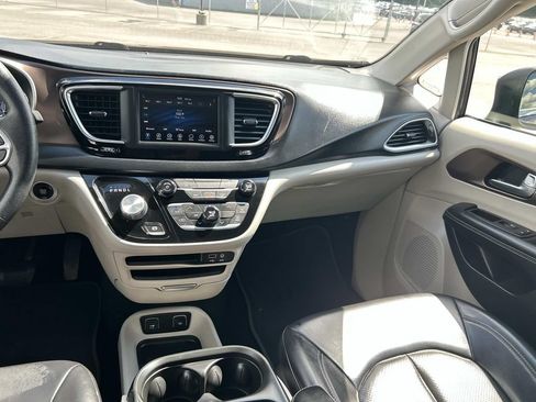 Used 2020 Chrysler Voyager Lxi FWD image 23
