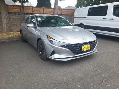 Used 2021 Hyundai Elantra SEL w/ Preferred Accessory Package FWD image 2