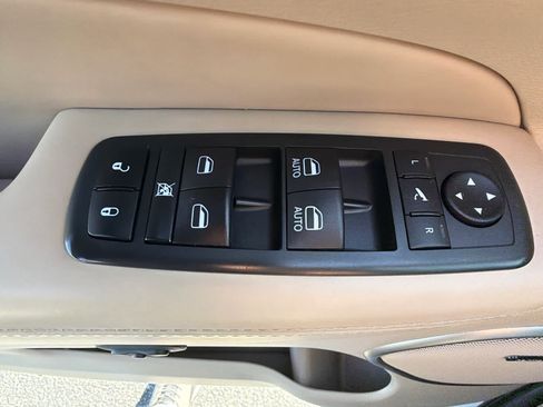 Used 2020 Jeep Grand Cherokee Overland AWD/4WD image 16