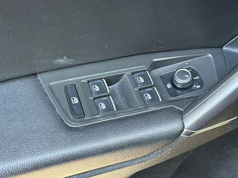 Used 2020 Volkswagen Tiguan SE w/ Panoramic Sunroof Package FWD image 13