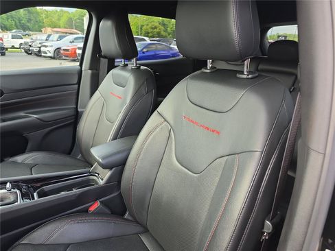 Used 2025 Jeep Compass Trailhawk w/ Trailhawk Elite Group AWD/4WD image 23