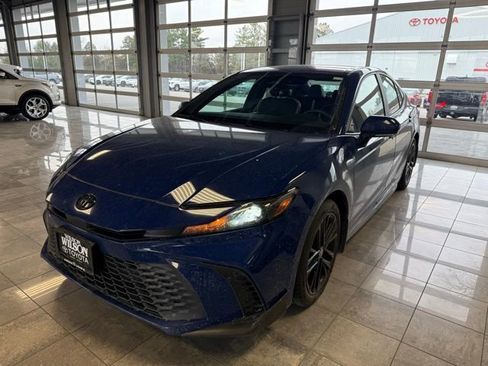 Used 2025 Toyota Camry SE w/ Convenience Package image 1