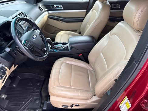 Used 2016 Ford Explorer XLT w/ Equipment Group 202A image 10