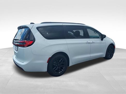 New 2027 Chrysler Pacifica Select w/ S Appearance Package FWD image 5