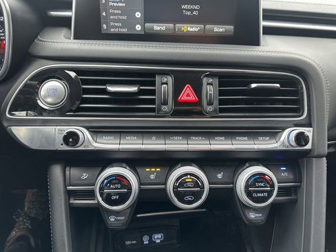 Used 2020 Genesis G70 2.0T image 25