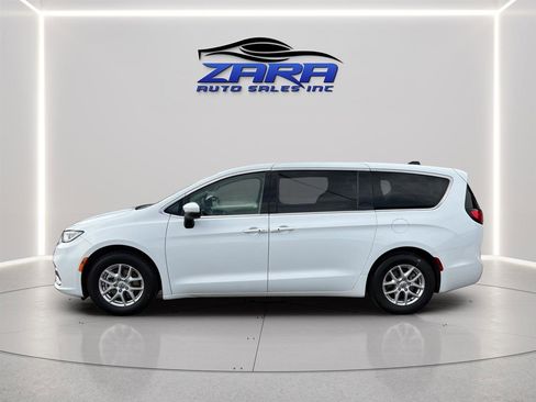 Used 2023 Chrysler Pacifica Touring-L image 4